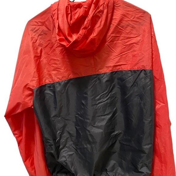 Patagonia pull over windbreaker with front pouch - Picture 2 of 7